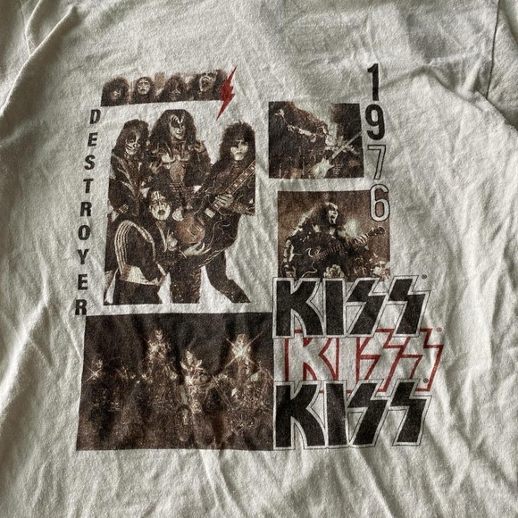 Kiss Graphic Tee in Cream - Picture 4 of 8